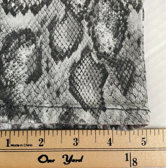 Tinseltown Junior Grey Snake Print 5-Pocket Stretch Slim Leg Jean Size 11 - Picture 9 of 10